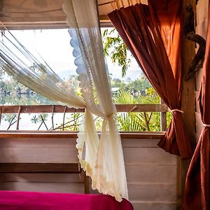 Zimmer mit Kingsize-Bett
